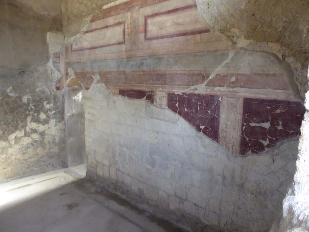 III.19/18/1 Herculaneum, October 2014. 
Room 4, north-east corner of tepidarium, with arched doorway to apodyterium 3. Photo courtesy of Michael Binns.
