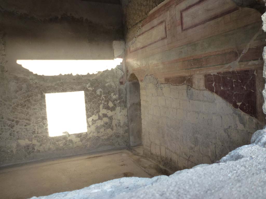 III.19/18/1, Herculaneum. October 2012.
Room 4, east wall of tepidarium, with arched doorway to apodyterium in north-east corner. Photo courtesy of Michael Binns.
