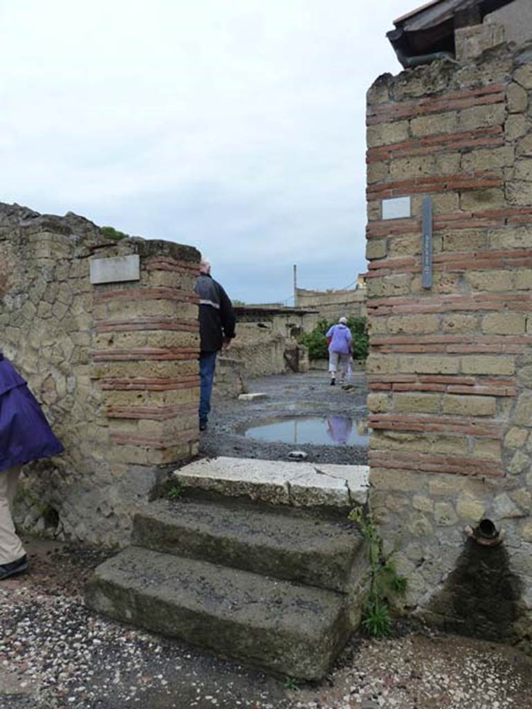 III.19 Herculaneum, September 2015. Steps to entrance doorway to vestibule, room 1, of III.1/18-19.