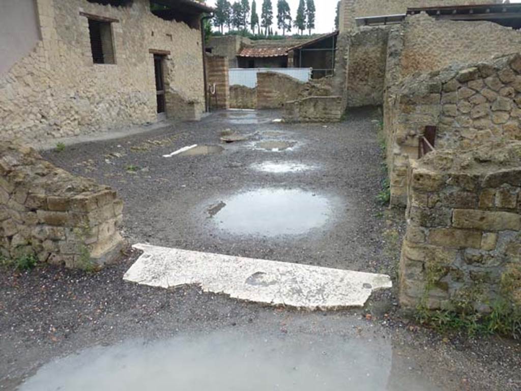Ins. III.19/18/1 Herculaneum, September 2015. Looking east from portico across atrium towards entrance doorway III.19. The area of the garden can be seen at III.1

