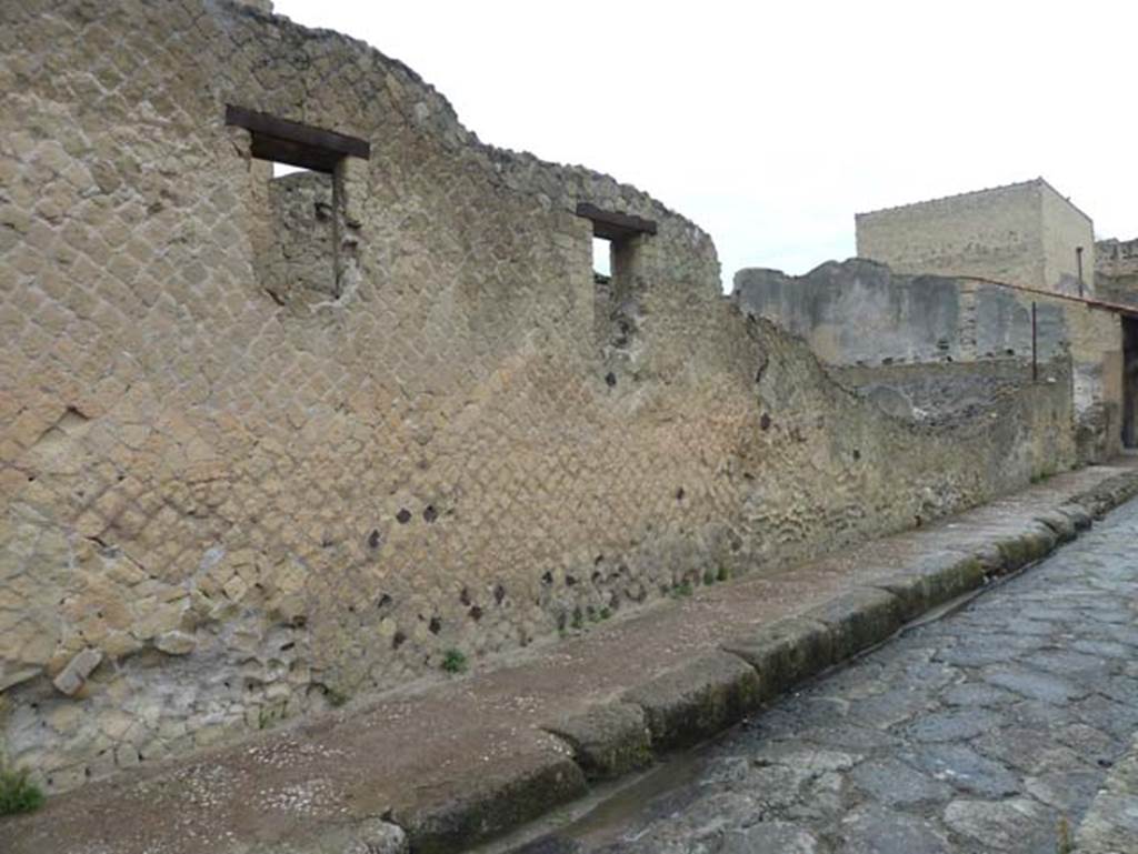 Ins III.19/18/1, Herculaneum, September 2015. Looking north-west towards exterior wall on Cardo IV Inferiore.