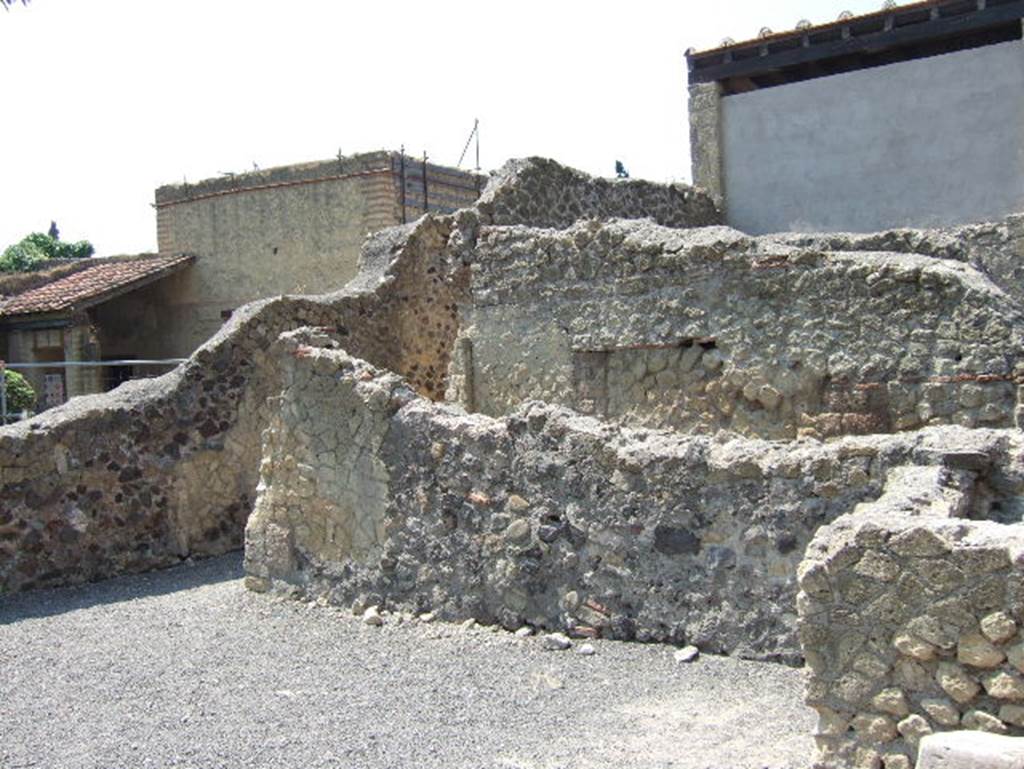 III, 19/18/1. May 2006. Room 32, looking south-east in room on east side near Cardo IV Inferiore. On the left is a corridor leading to vestibule/atrium.