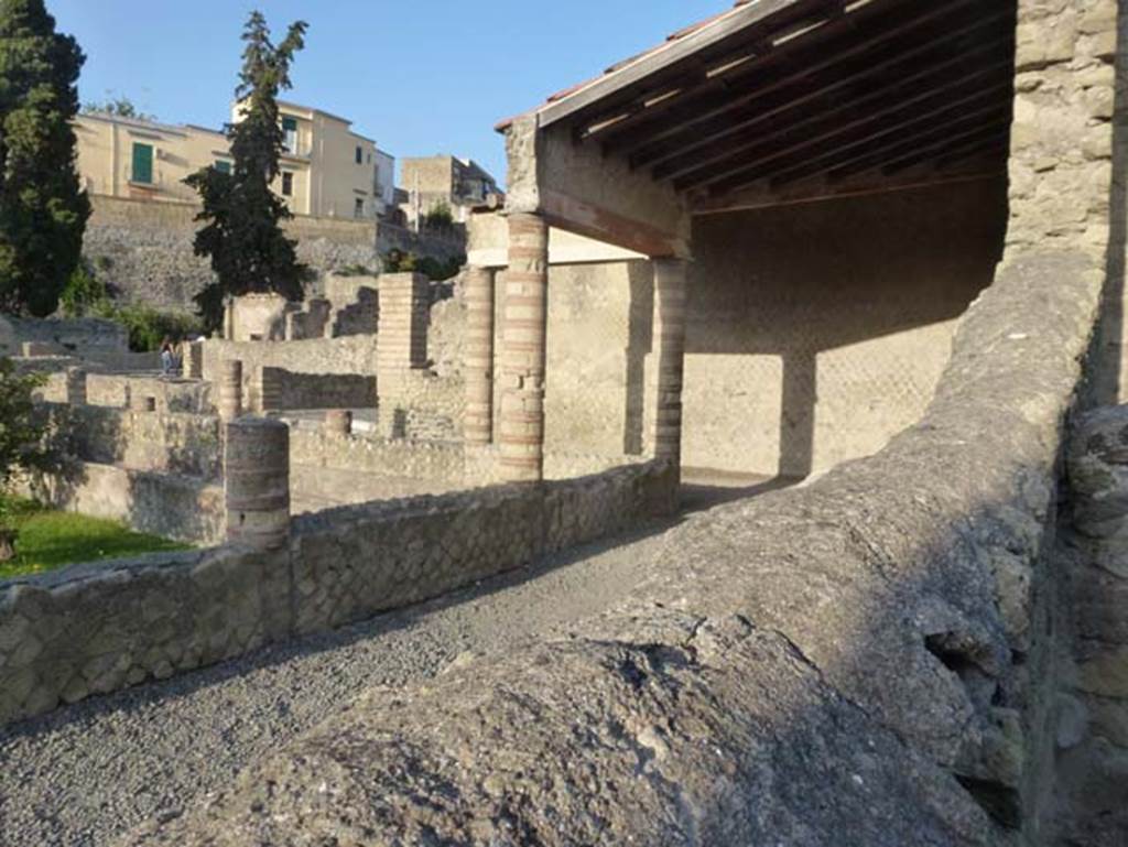 III, 19/18/1, Herculaneum. October 2012. Looking north-west across peristyle corner with reconstructed portico roof. From unnumbered room on south of room 32. Photo courtesy of Michael Binns.