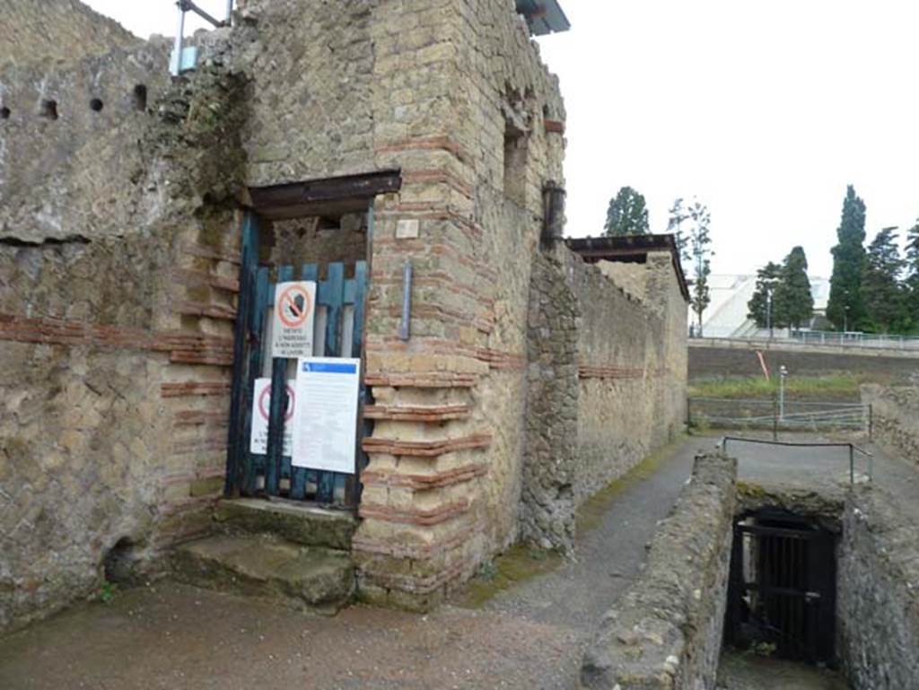 Cardo IV Inferiore, Herculaneum, September 2015. Looking south-east towards doorway to Ins. IV.1, on left.
On the right, blocked, is another of the routes to the beach, found at the southern end of the roadways.
.