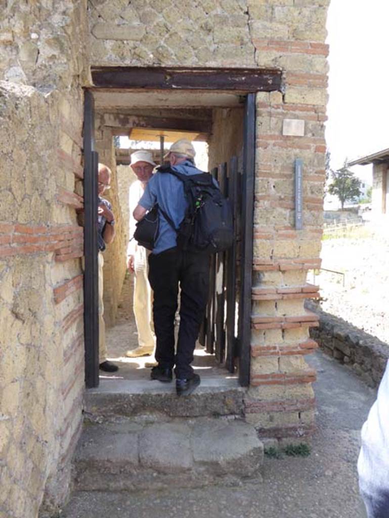 IV.2/1, Herculaneum, September 2016. Looking towards “open” entrance doorway for the Herculaneum Society visit. Photo courtesy of Michael Binns.