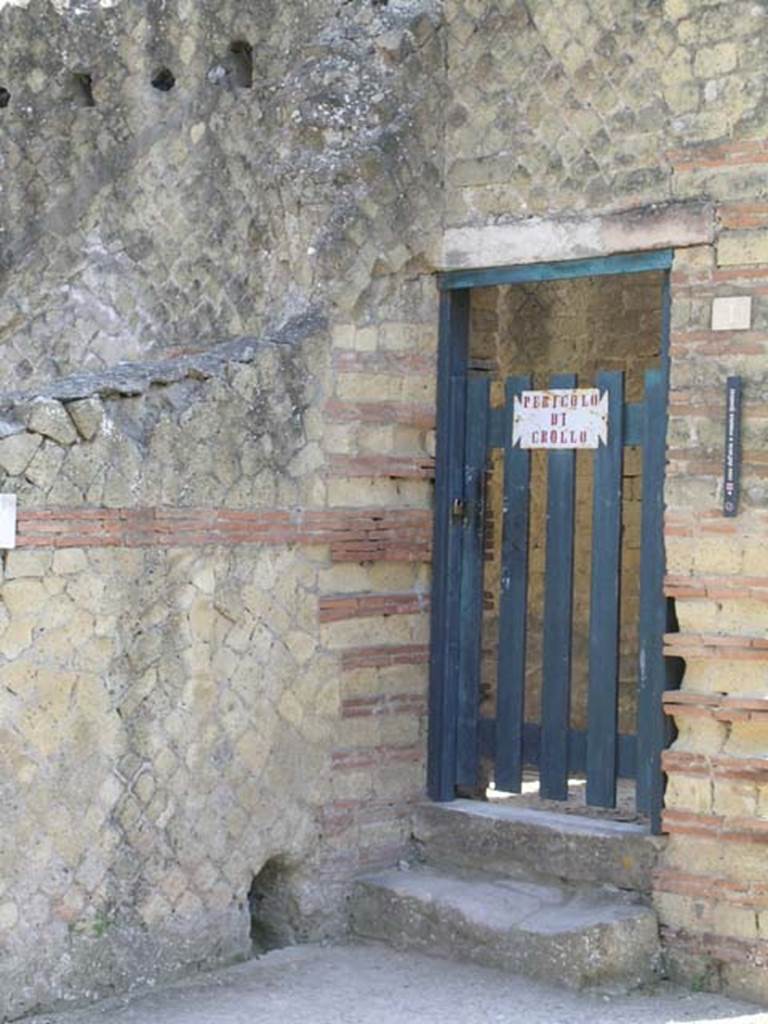 IV.1, Herculaneum, June 2005. Entrance doorway, with notice Pericolo di Crollo. (Danger of collapse). Photo courtesy of Nicolas Monteix.
