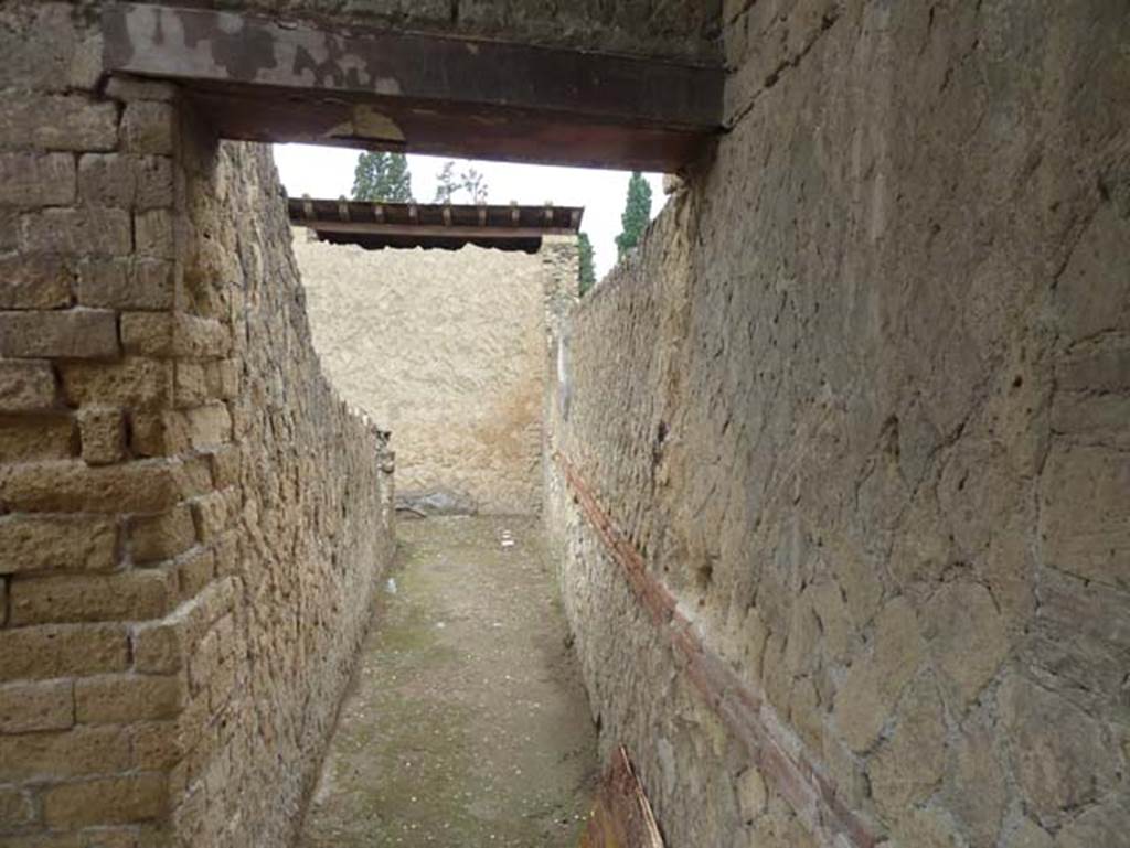 IV.1, Herculaneum, September 2015. Looking south along corridor 19 leading towards rooms overlooking terrace, from entrance doorway.