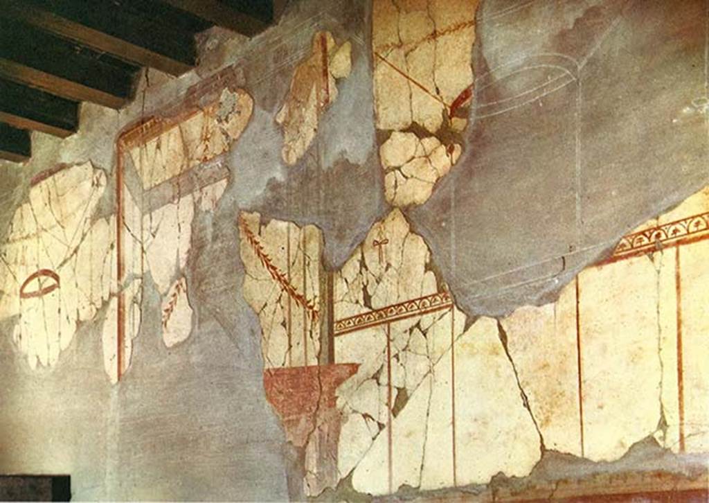 IV.2/1 Herculaneum. Entrance corridor/fauces, detail of painted decoration on upper north wall.