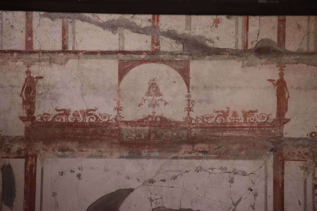 IV.2/1, Herculaneum, September 2017. Detail of painted decoration from upper centre of east wall of tablinum. 
Photo courtesy of Klaus Heese.
