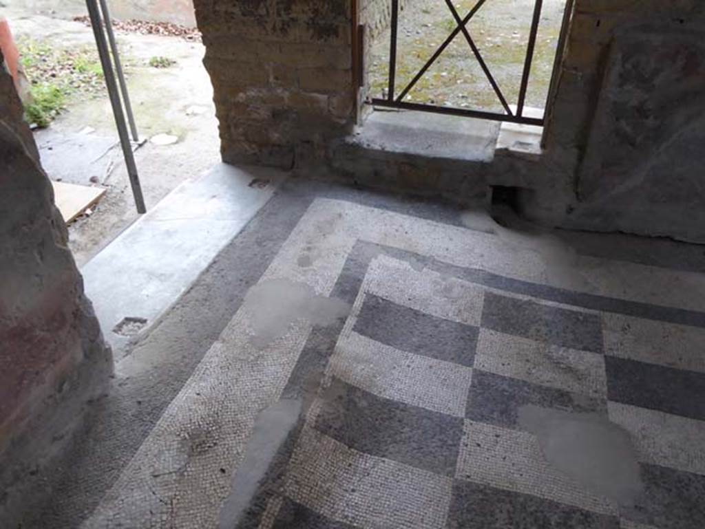 IV.2/1, Herculaneum, September 2016. Looking south-west from atrium, towards step to windowed portico.  The step to the kitchen is centre left. Photo courtesy of Michael Binns.
