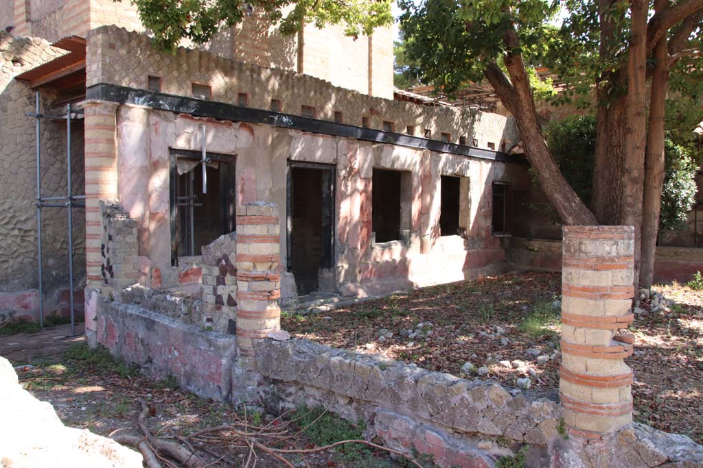 IV.2/1, Herculaneum, September 2019. Looking towards windowed portico at north end of garden.
Photo courtesy of Klaus Heese.
