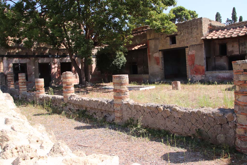 IV.1/2 Herculaneum, September 2019. Looking north-east across peristyle.  
Photo courtesy of Klaus Heese.
