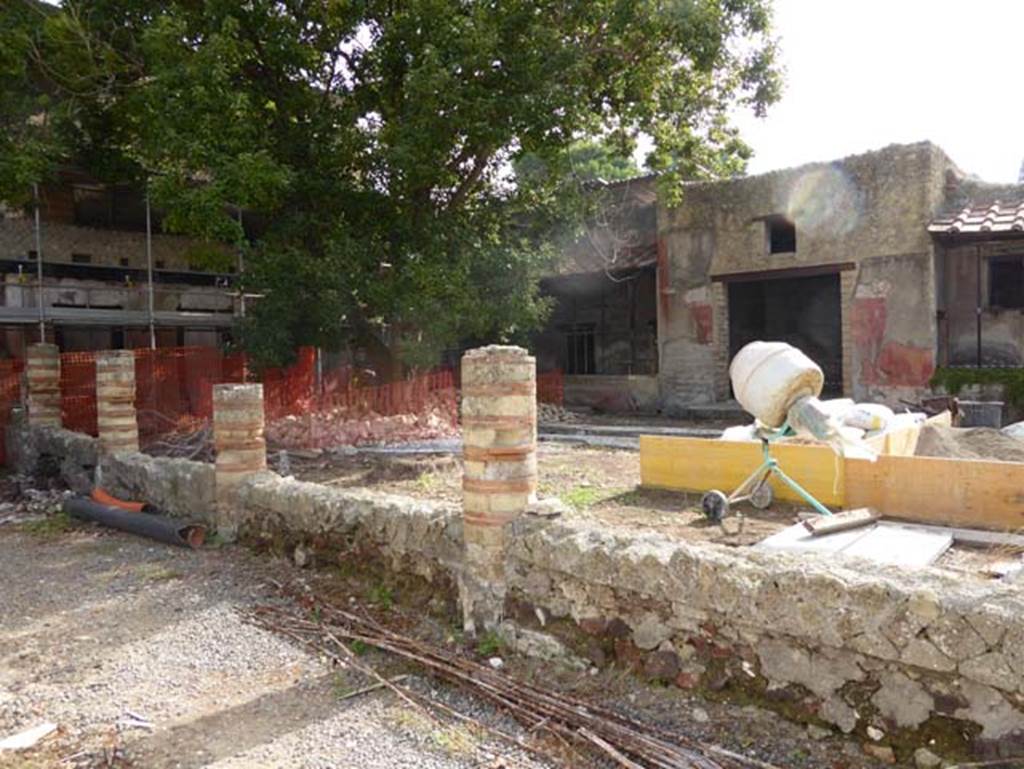 IV.1/2 Herculaneum, October 2014. Looking north-east across peristyle. Photo courtesy of Michael Binns.