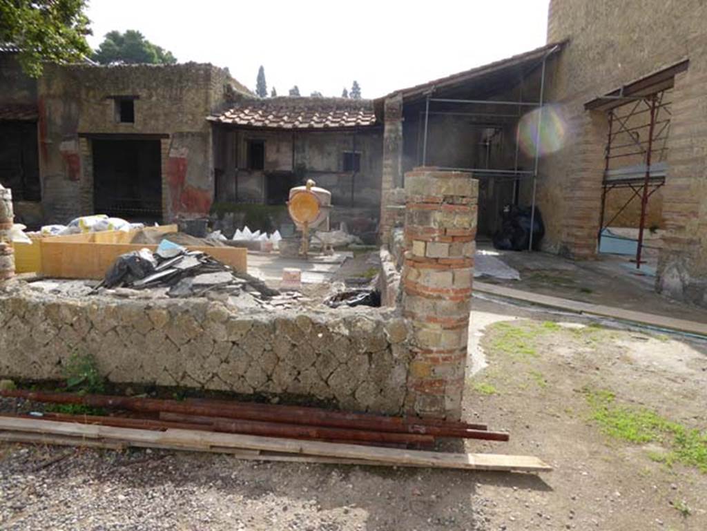IV.1/2 Herculaneum, October 2014. Looking east across south side of peristyle. Photo courtesy of Michael Binns.