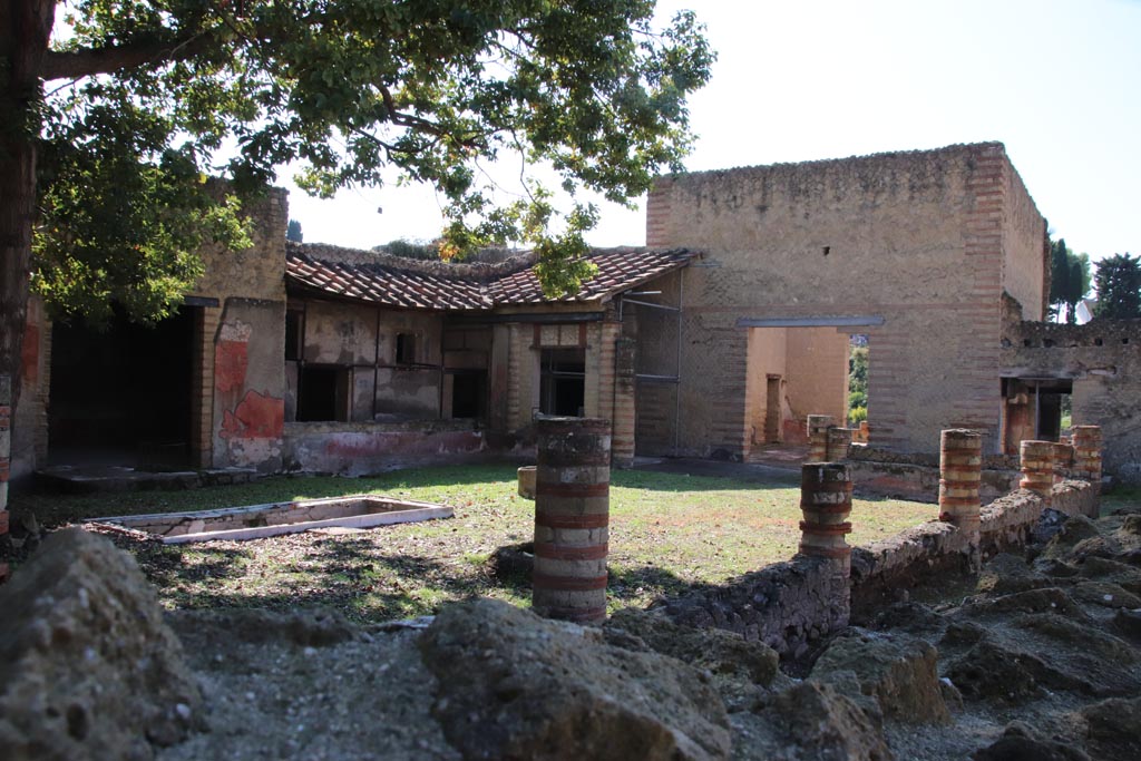 IV.2/1, Herculaneum, October 2022. Looking south-east across garden area, from west portico. Photo courtesy of Klaus Heese.