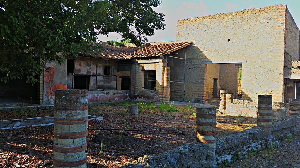 IV.2/1, Herculaneum, photo taken between October 2014 and November 2019.
Looking south-east across garden area, from west portico. Photo courtesy of Giuseppe Ciaramella.
