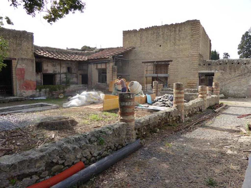 IV.1/2 Herculaneum, October 2014. Looking south-east across peristyle. Photo courtesy of Michael Binns.