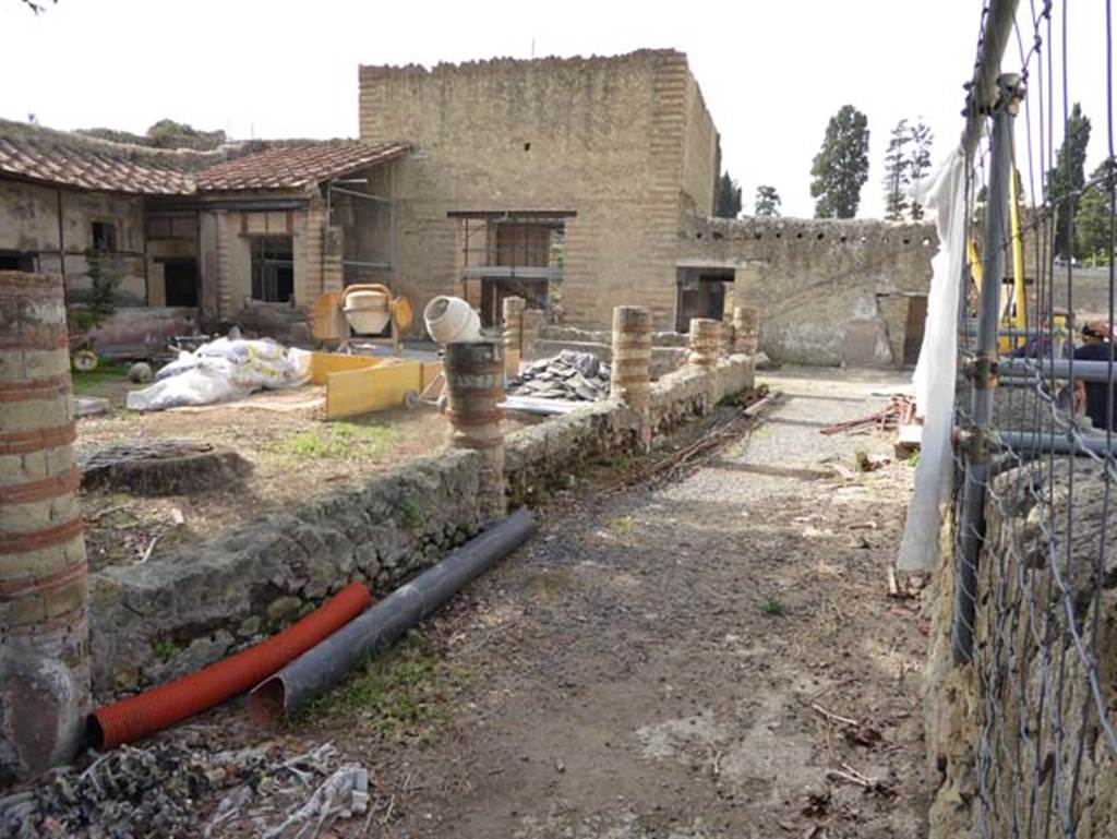 IV.1/2 Herculaneum, October 2014. Looking south across west portico of peristyle. Photo courtesy of Michael Binns.