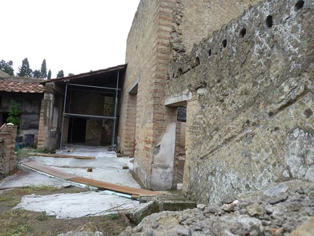 IV.2/1, Herculaneum, September 2015. Looking east across south portico. According to Maiuri, the real living quarters were reached from the south portico, in the centre was the grandiose triclinium. To the south, all these rooms looked out onto a covered colonnade, and upon a narrower open terrace. On either side of the terrace was a small elegant room for the siesta and to enjoy the view.
See Maiuri, Amedeo, (1977). Herculaneum. 7th English ed, of Guide books to the Museums Galleries and Monuments of Italy, No.53 (p.29).
