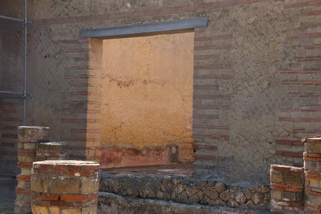 IV.2/1, Herculaneum, October 2022. Looking towards doorway to large triclinium, on south side of peristyle. Photo courtesy of Klaus Heese.