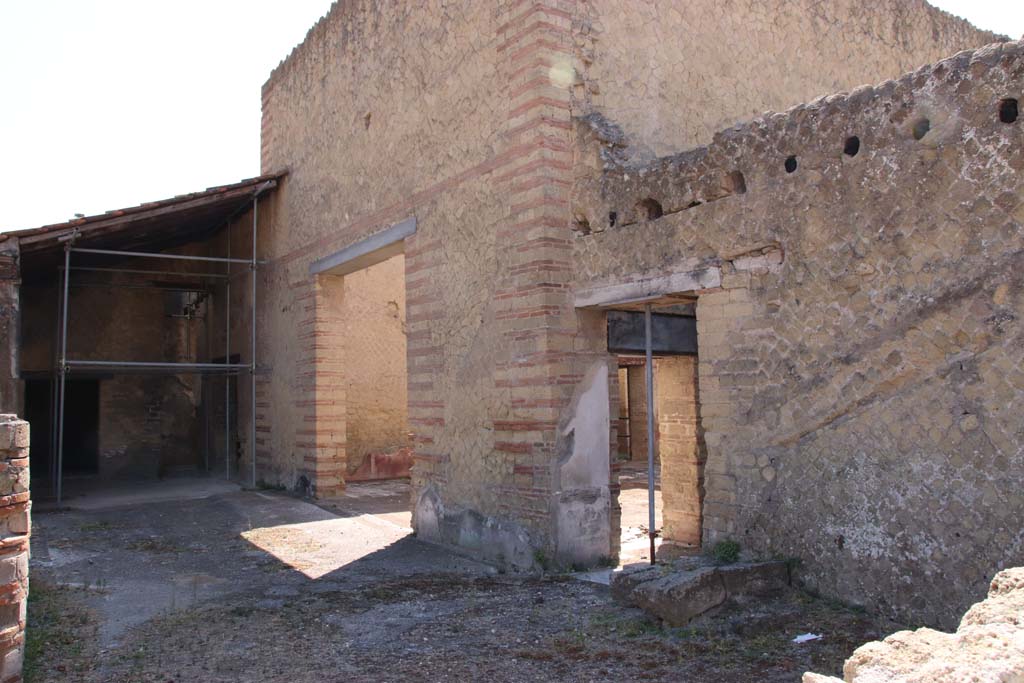 IV.1/2 Herculaneum, September 2019. Looking towards doorway to large triclinium, in centre, on south side of peristyle.
Photo courtesy of Klaus Heese.
