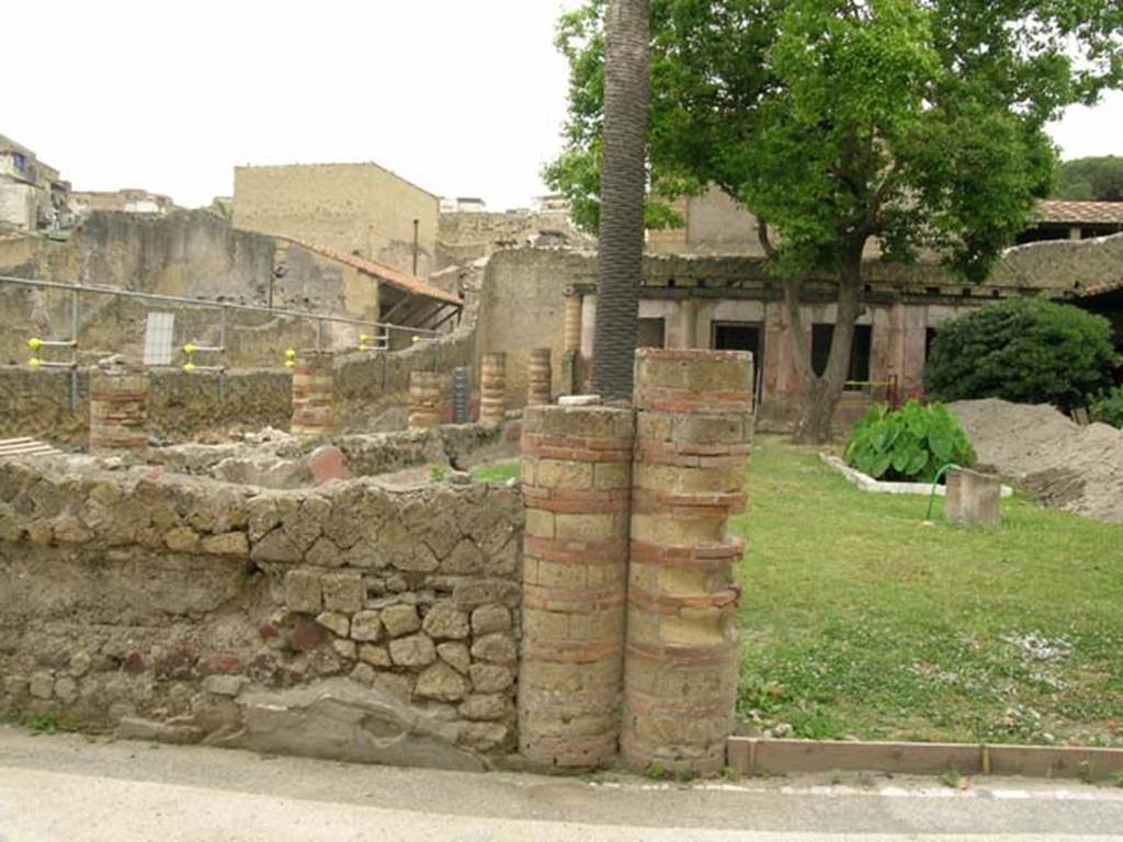 IV.2/1, Herculaneum, June 2005. Looking north over garden from south portico. 
Photo courtesy of Nicolas Monteix.
