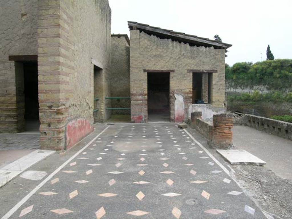 IV.2/1, Herculaneum, June 2005. Looking east across covered portico with the doorway to large triclinium, on left.
Ahead is a doorway to Oecus 14, left of centre, and doorway and window belonging to diaeta 23, right of centre. Photo courtesy of Nicolas Monteix.
