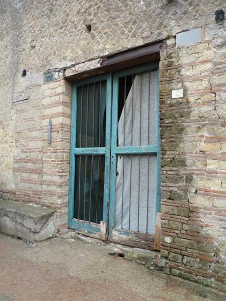 Ins. IV.2, Herculaneum, September 2015. Entrance doorway.