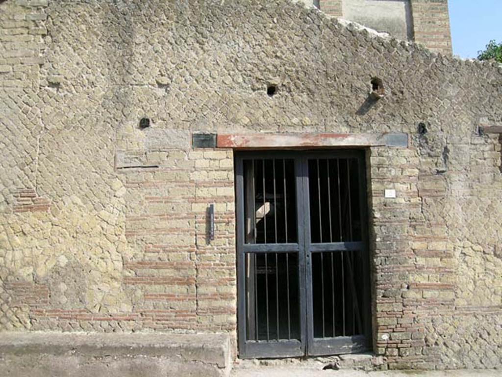 IV.2, Herculaneum, June 2005. Entrance doorway. Photo courtesy of Nicolas Monteix.