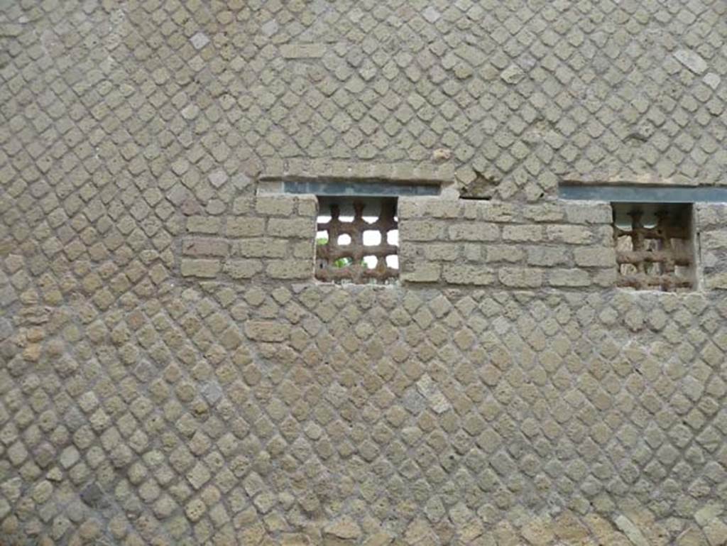 Ins. IV.4, Herculaneum, September 2015. Two most northerly windows on front faade. 