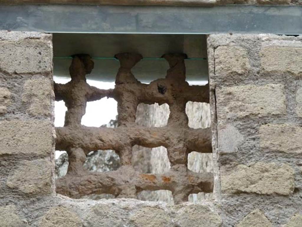 Ins. IV.4, Herculaneum, September 2015. Second window from northern end.