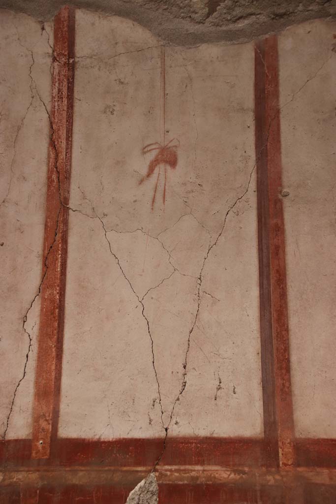 IV.4, Herculaneum, October 2020. 
Room 4, detail of painted decoration from upper north wall of cubiculum. Photo courtesy of Klaus Heese.
