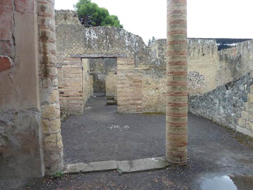 IV.4 Herculaneum. September 2015. Looking east across small courtyard 3 into open courtyard 6.
