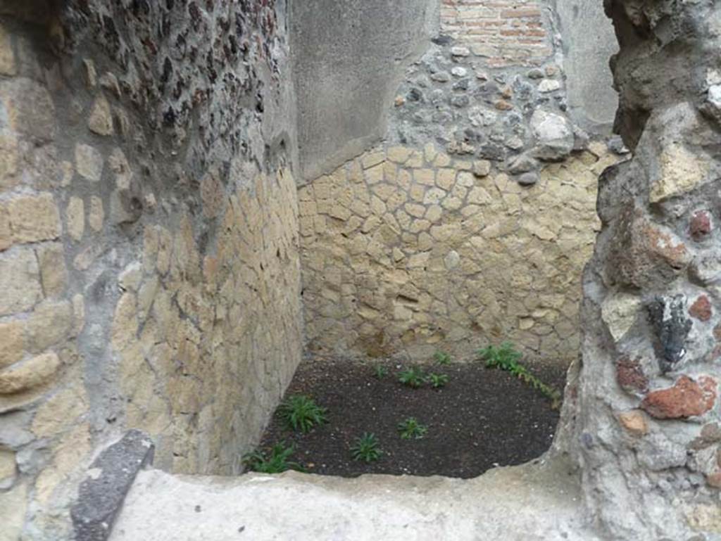 IV.4 Herculaneum. September 2015. Window to cubiculum 14 in north wall of corridor 11.
