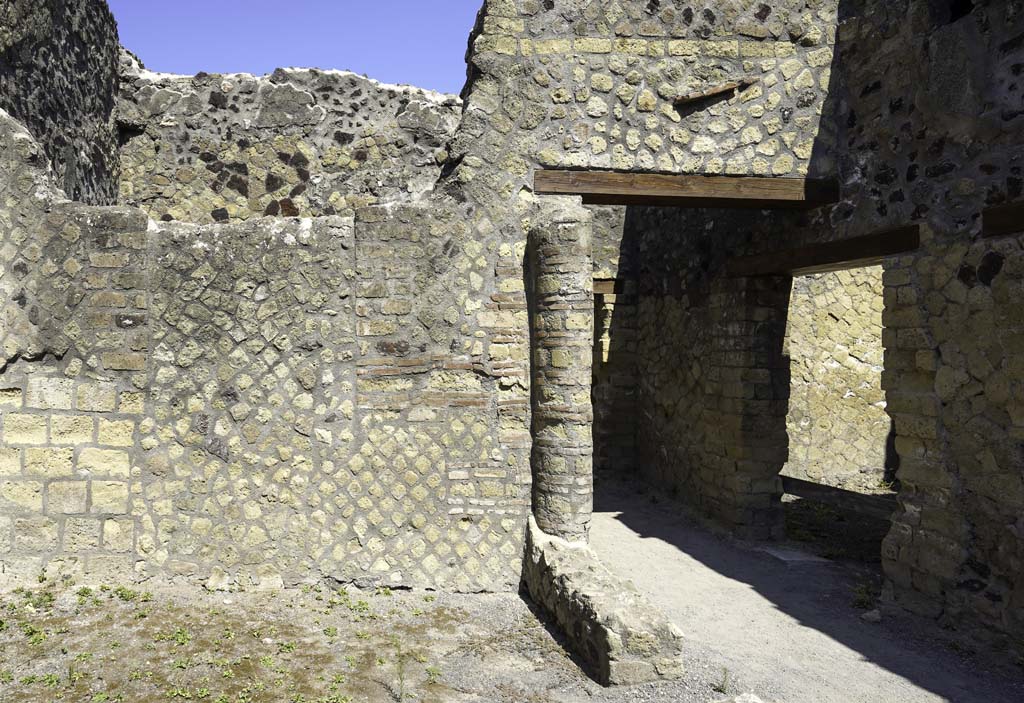 IV.4 Herculaneum, August 2021. West wall of courtyard 12, with corridor 11, on right. Photo courtesy of Robert Hanson

