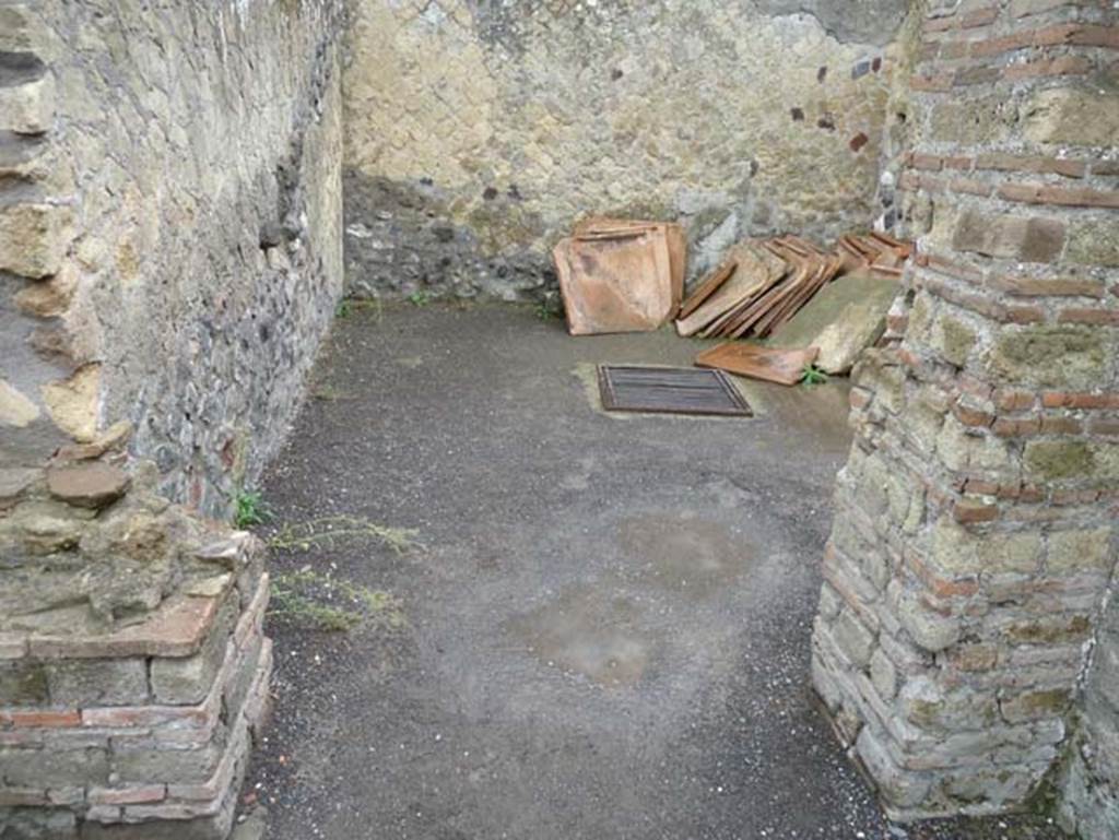 IV.4 Herculaneum. September 2015. Doorway to room 16, a large triclinium.