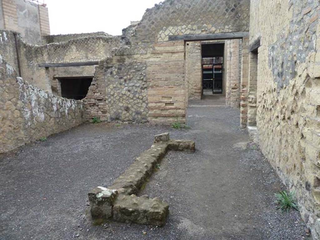 IV.4 Herculaneum. September 2015. Room 7, looking west towards entrance doorway.
