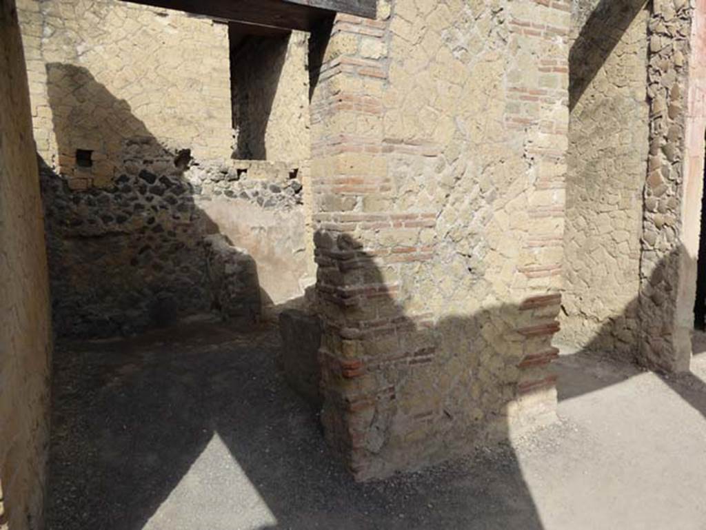 IV.4 Herculaneum. October 2014. Doorway to room 5, the kitchen and latrine, in south-west corner of courtyard 3.  On the right is the east end of the entrance corridor. Photo courtesy of Michael Binns.
