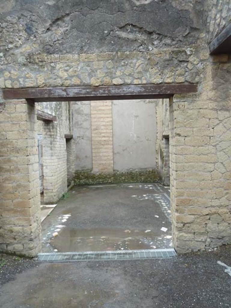 IV.4 Herculaneum. September 2015. Doorway to large vestibule 17, looking south from courtyard 3.

