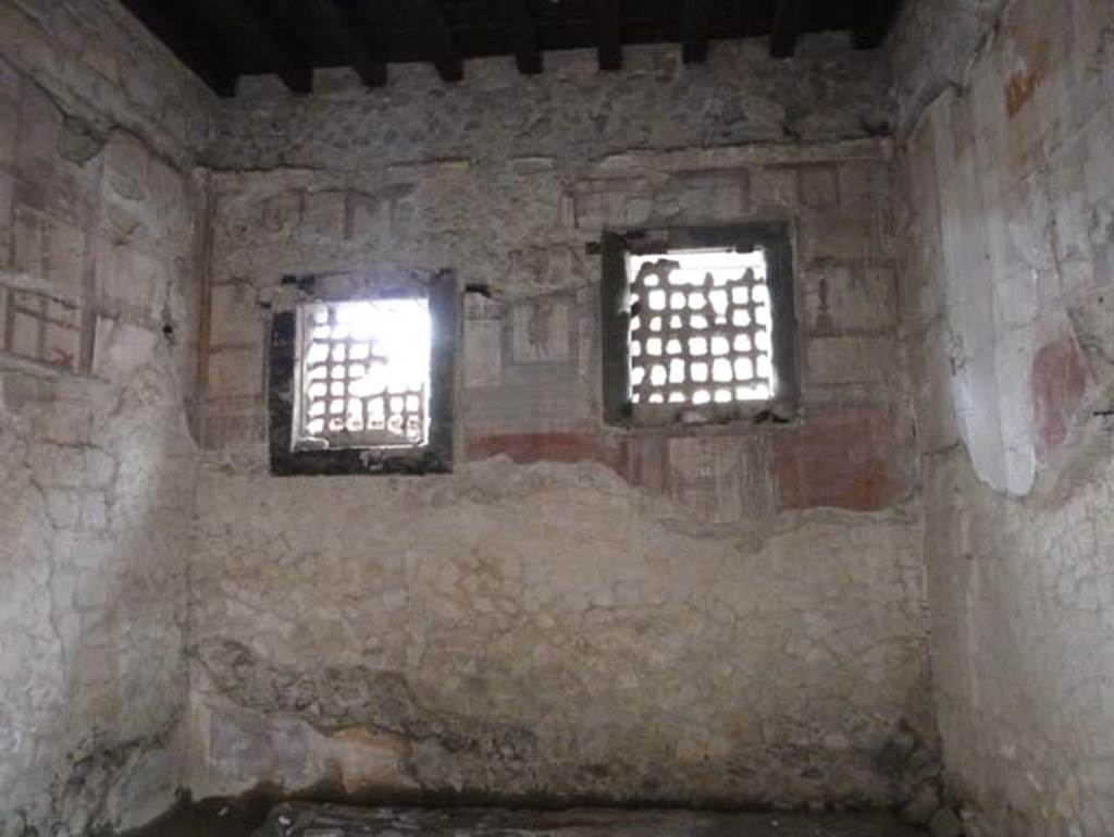 IV.4 Herculaneum. September 2015. Room 19, west wall of biclinium with two windows.