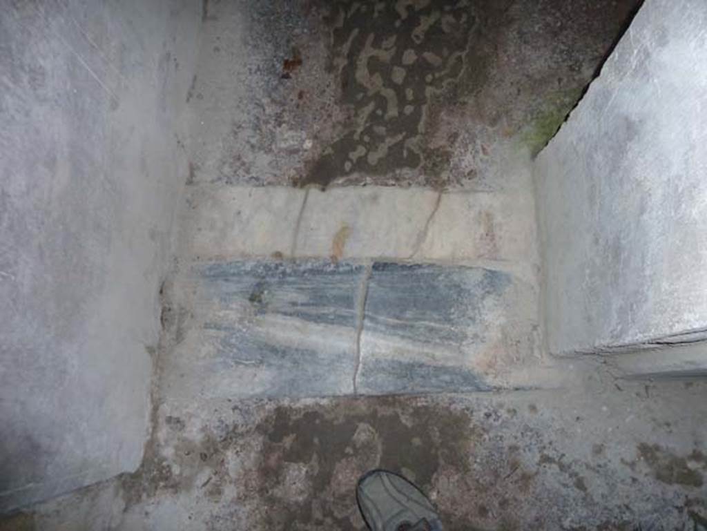 IV.4 Herculaneum. September 2015. Room 24, doorway threshold. 