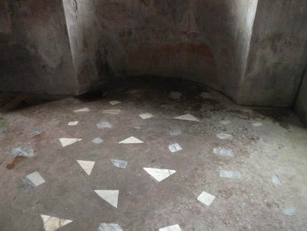 IV.4 Herculaneum. September 2015. Room 24, mosaic floor.

