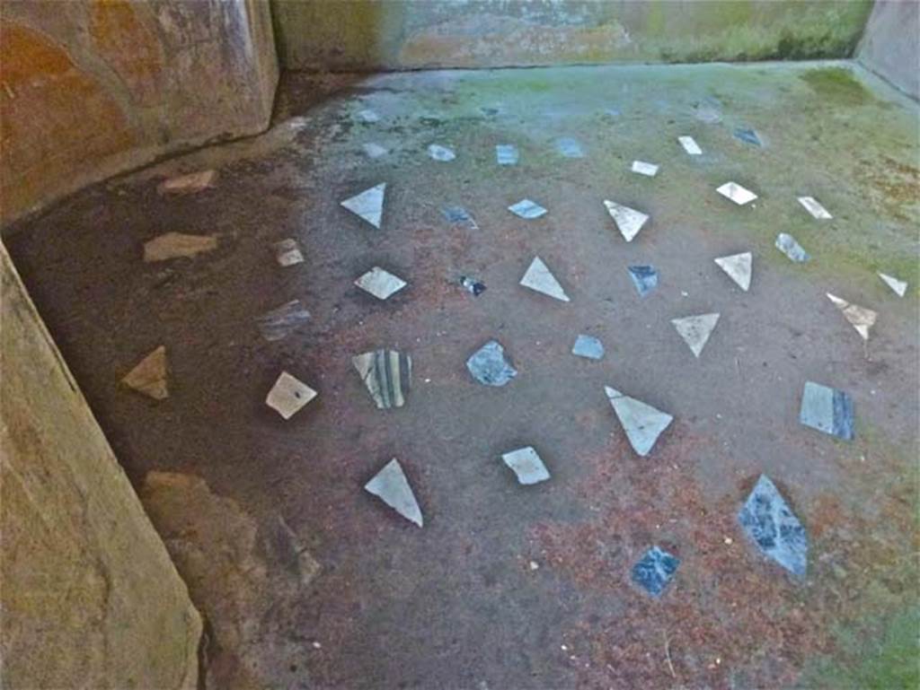 IV.4 Herculaneum. October 2012. Room 24, mosaic floor. Photo courtesy of Michael Binns.
