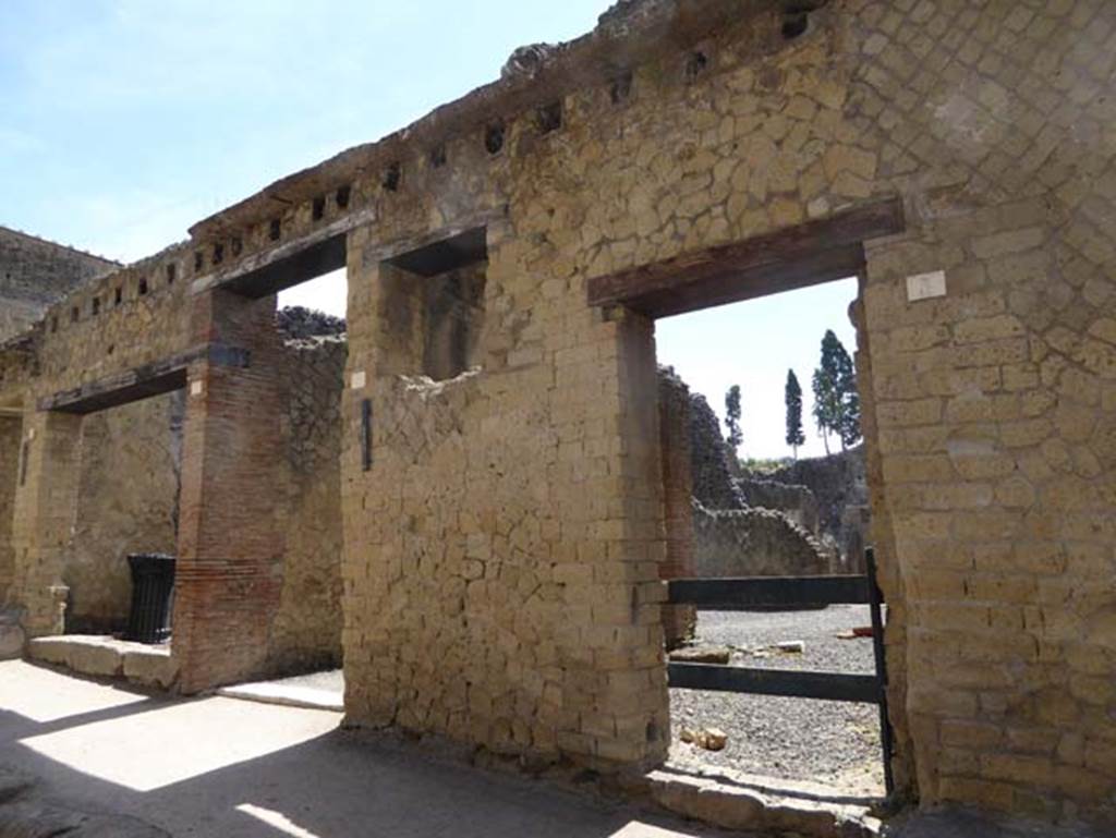 IV.5 Herculaneum, on right, September 2015. Entrance doorways to linked property on east side of Cardo IV Inferiore, IV.7, on left, and IV.6 in centre. Photo courtesy of Michael Binns.