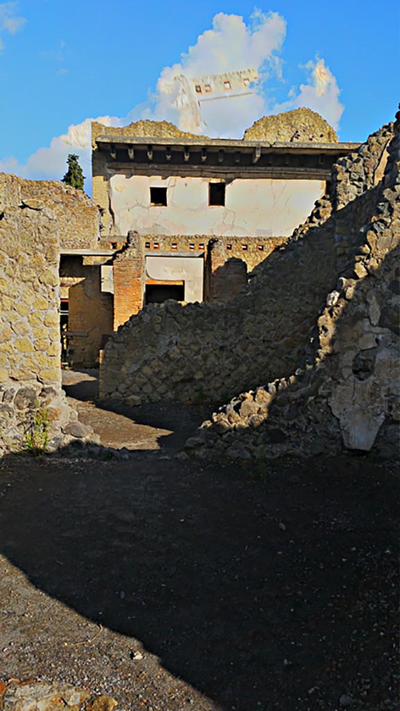 IV.6, Herculaneum, photo taken between October 2014 and November 2019.
Looking west from room 8, atrium at rear of house, across room 4, tablinum/triclinium, towards entrance corridor.
Photo courtesy of Giuseppe Ciaramella.