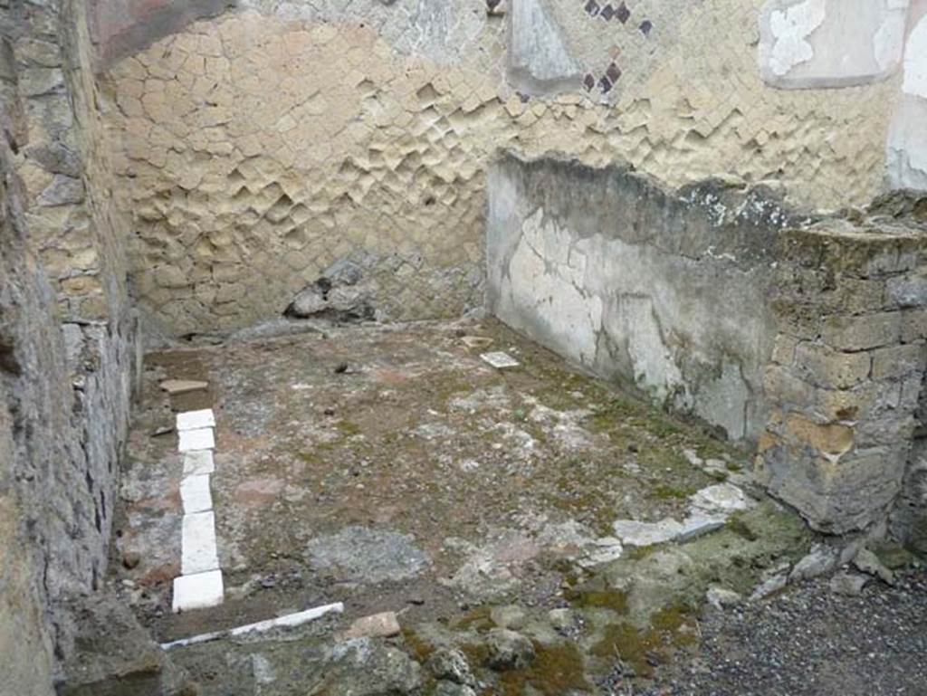 Ins. IV.8, Herculaneum, September 2015. Looking north from east end of corridor, into a small courtyard.