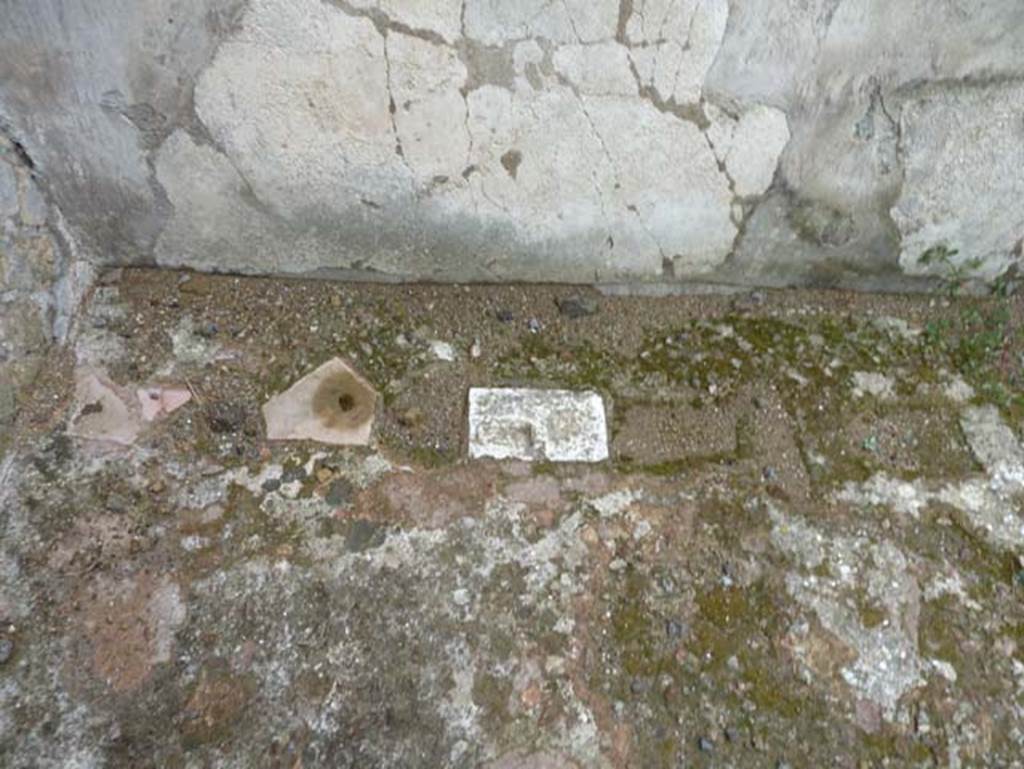 Ins. IV.8, Herculaneum, September 2015. North-east corner of courtyard floor.