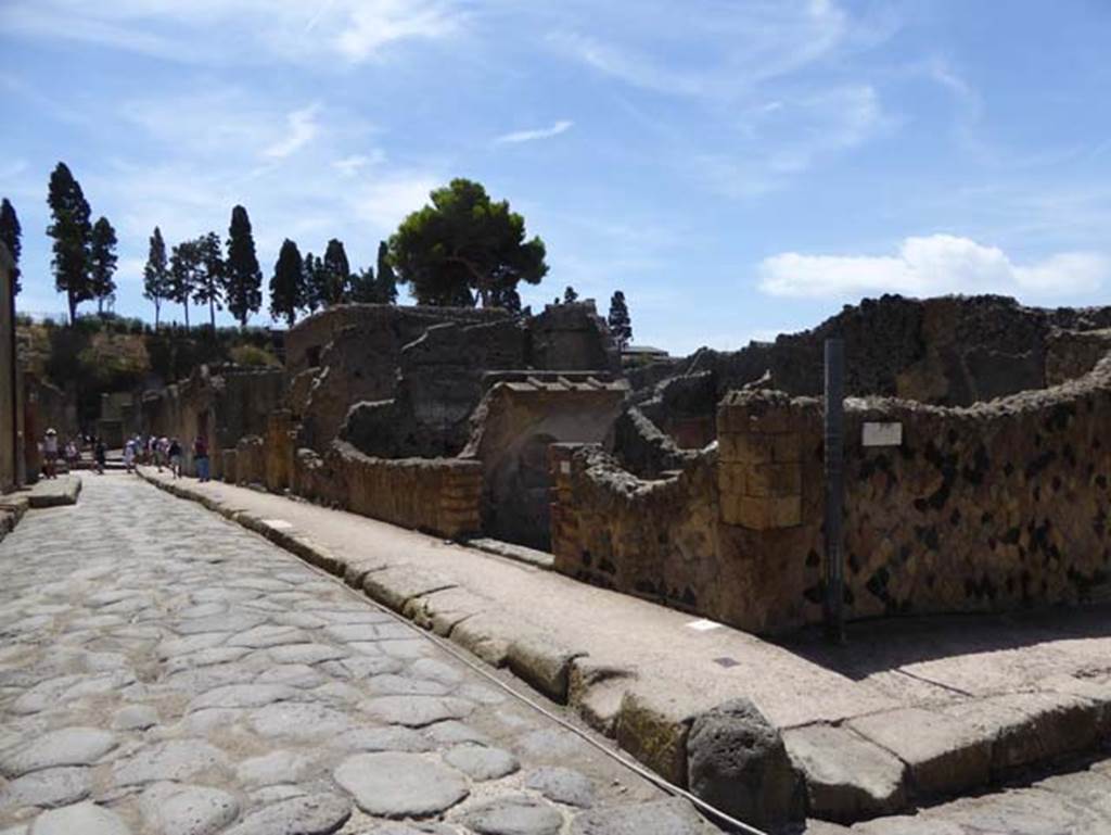 Decumanus Inferiore, Herculaneum, July 2015. Looking east from junction with Cardo IV, with IV.10 on the right. Photo courtesy of Michael Binns.