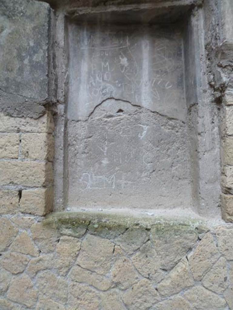 Ins. IV.11, Herculaneum, September 2015. Recess on south wall of access corridor from doorway at IV.11.