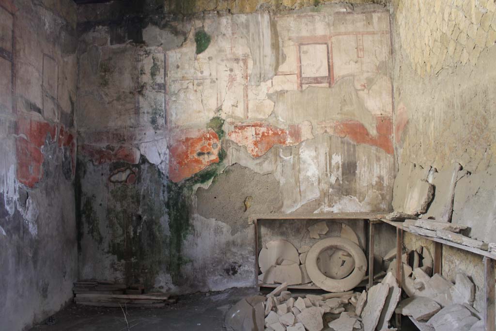 IV.11 Herculaneum. March 2014. Looking towards east wall in triclinium/oecus.
Foto Annette Haug, ERC Grant 681269 DÉCOR.